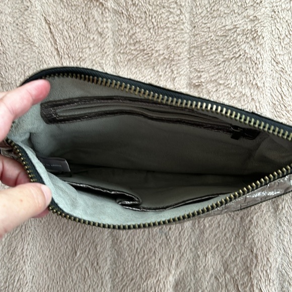 Matt & Nat Metallic silver vegan clutch, great condition, multi pocket** premium - Picture 4 of 9